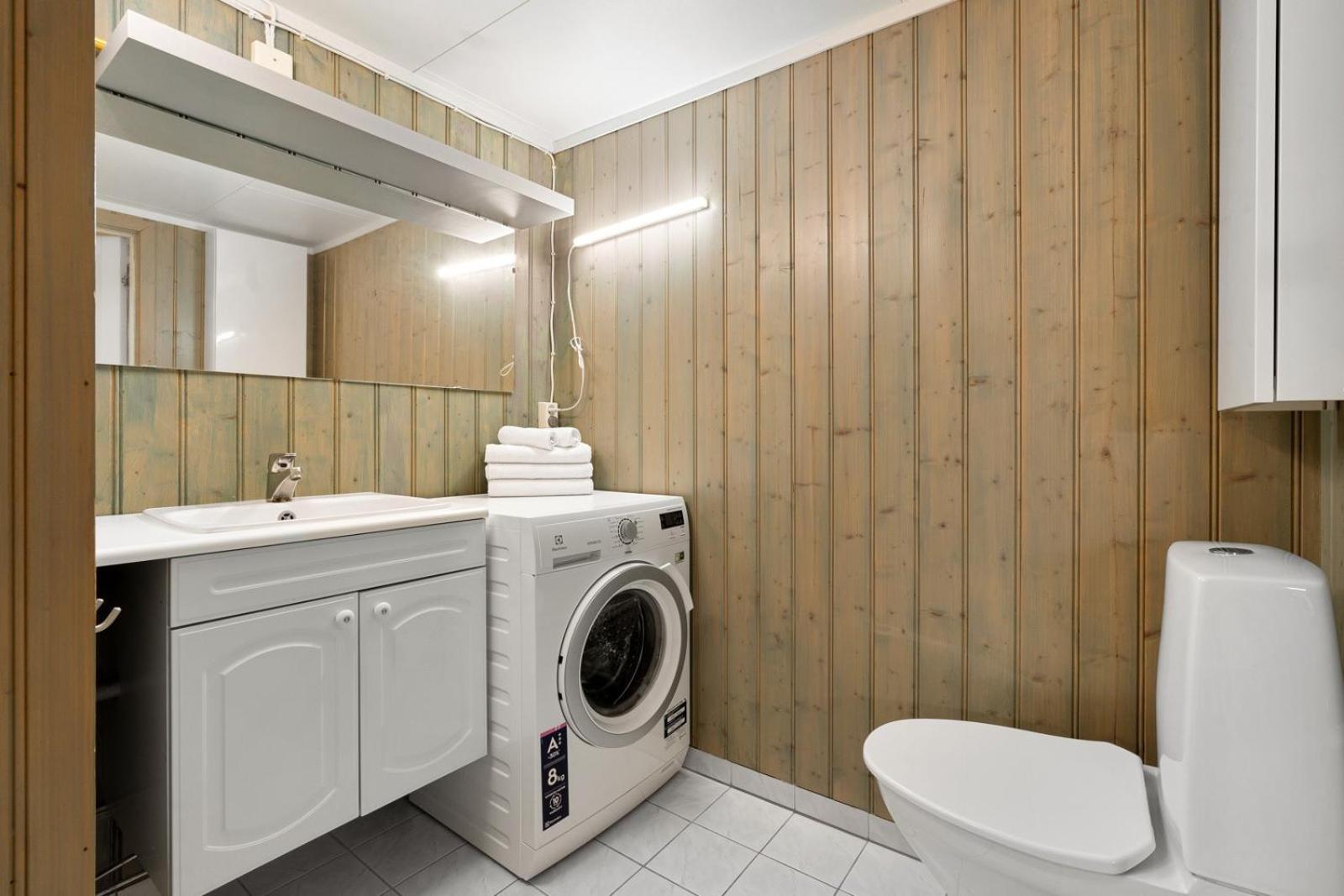 Room In Cozy Apartment 7 Min Walk From The City Center Tromso Bagian luar foto
