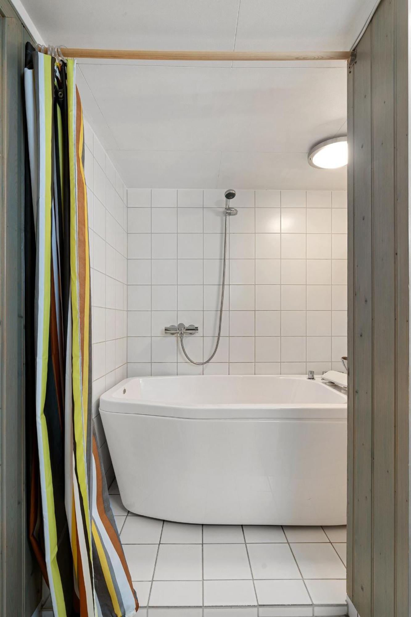 Room In Cozy Apartment 7 Min Walk From The City Center Tromso Bagian luar foto