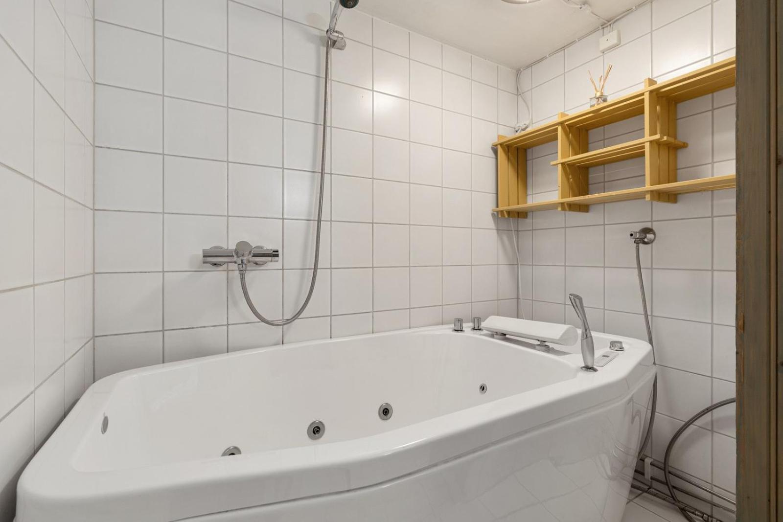 Room In Cozy Apartment 7 Min Walk From The City Center Tromso Bagian luar foto